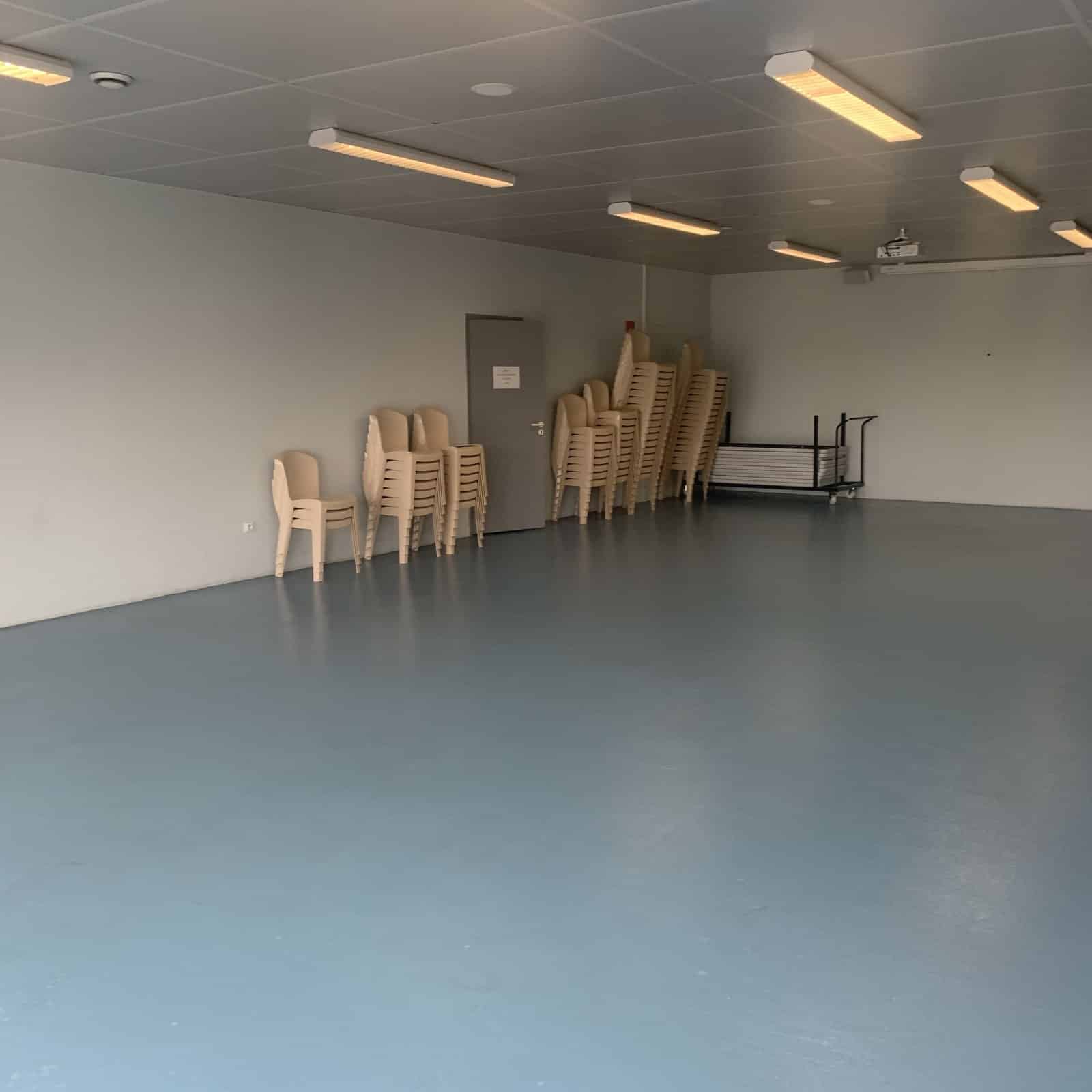 Une salle de réunion pouvant accueillir 80 personnes et des activités sportives douces telle que la danse, la gymnastique douce, etc…