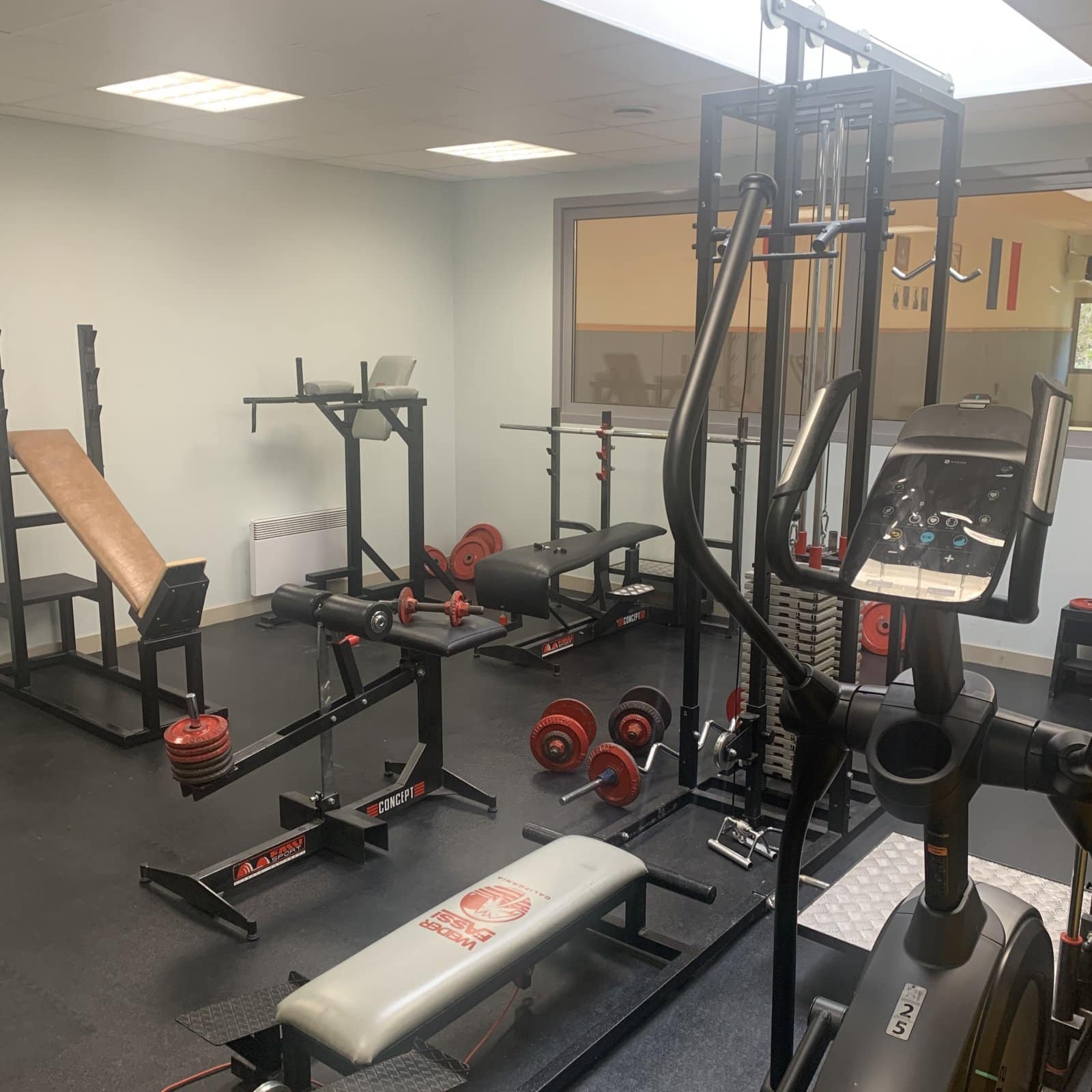 Espace Hubert RAYMOND de 300m² avec un dojo, une salle de renforcement musculaire, deux vestiaires-sanitaires, deux bureaux associatifs, un poste de secours