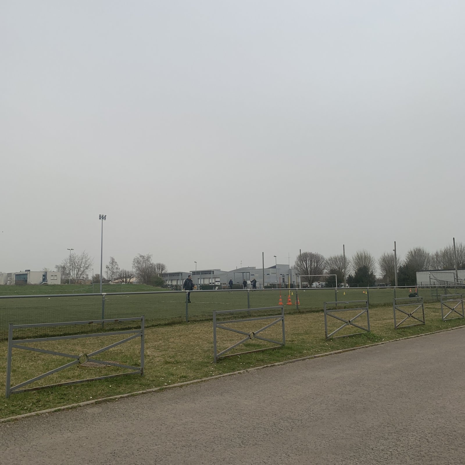 Une zone football avec un terrain synthétique et un ensemble de vestiaires-sanitaires (deux vestiaires joueurs et un arbitre)