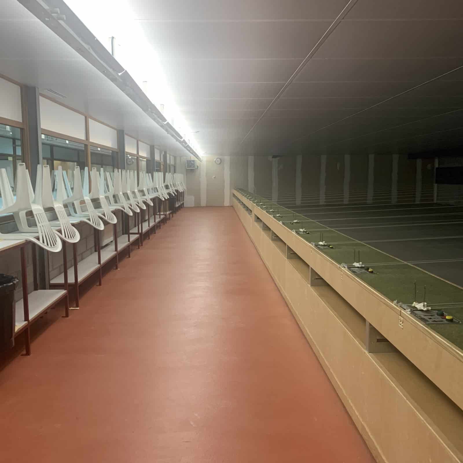 Un Stand de tir : 6 pas de tir (2x10m, 25m, 2x30m et 50m), un club house, bureaux administratifs et blocs vestiaire-sanitaires (en cours de rénovation).